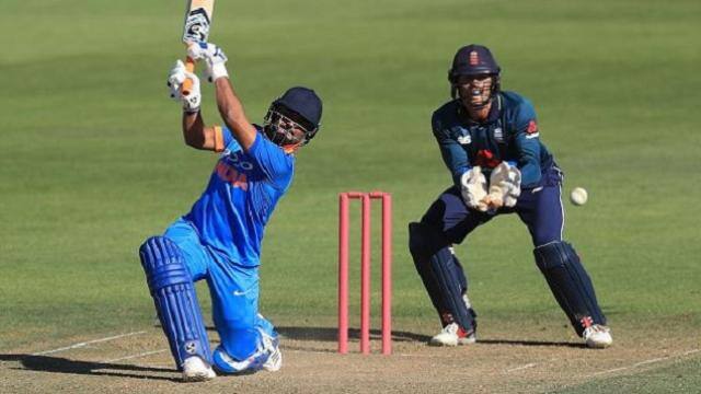 ગાવસ્કરે કહ્યું કે, ટીમ ઇન્ડિયાએ આ ટી20 સીરીઝમાં ધોનીની જગ્યાએ યુવા ખેલાડી રીષભ પંતને મોકો આપવો જોઇએ, ધોનીને આરામ આપવો જોઇએ.