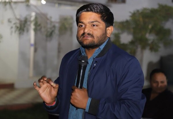 થોડા દિવસોથી ચર્ચા ચાલી રહી હતી કે હાર્દિક પટેલ ગુજરાતની રાજનીતિમાં સક્રિચ ભાગ ભજવશે પરંતુ આજે તે વાતને સમર્થન મળી ગયું છે. હાર્દિક પટેલ સૌરાષ્ટ્રની અમરેલી અને પોરબંદર સીટ પરથી ચૂંટણી લડશે તેવી ચર્ચાઓ ચાલી રહી છે. અમરેલી એ ગુજરાતમાં સૌથી વધુ પટેલ વસ્તી ધરાવતો જિલ્લો છે.