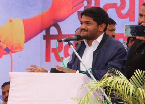 કોંગ્રેસનાં ધારાસભ્ય લલિત વસોયા દિલ્હીમાં હાઈકમાન્ડને મળીને ગઈકાલે પરત ફર્યા હતાં. તેમણ કહ્યું હતું કે, હાર્દિક ગુજરાતનો ઉભરતો નેતા છે તેને રાજકારણમાં જોડાવવું જોઈએ. મારી ઈચ્છા છે કે હાર્દિક ચૂંટણી લડે.