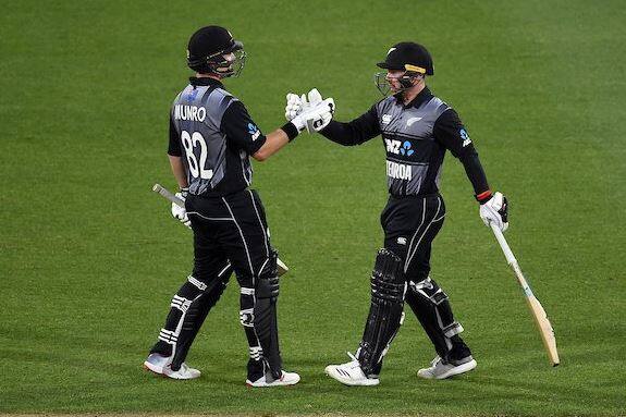 ન્યૂઝિલેન્ડના બેટ્સમેનોને કાબુમાં ન રાખી શક્યાઃ ટોસ જીત્યા બાદ ભારતીય કેપ્ટને બોલિંગ પસંદ કરી હતી. પરંતુ ભારતનો આ દાવ ઉંધો પડ્યો હતો. કિવી ટીમના ઓપનરોએ 8.1 ઓવરમાં જ પ્રથમ વિકેટ માટે 86 રનની ભાગીદારી નોંધાવી દીધી હતી. ન્યૂઝિલેન્ડના વિકેટકિપર ટીમ સેરફેટે 43 બોલમાં 7 ચોગ્ગા અને 6 સિક્સરની મદદથી 84 રન બનાવ્યા હતા. જેના કારણે તેને મેન ઓફ ધ મેચ જાહેર કરવામાં આવ્યો હતો. આ ઉપરાંત કોલીન મુનરોએ 20 બોલમાં 34, કેન વિલિયમસને 22 બોલમાં 34, રોસ ટેલરે 14 બોલમાં 23 અને સ્કોટે 7 બોલમાં 20 રન ફટકાર્યા હતા. જેના કારણે યજમાન ટીમ 20 ઓવરમાં 219 રનનો તોતિંગ સ્કોર ખડકી શકી હતી. ન્યૂઝિલેન્ડના બેટ્સમેનોએ ભારતના તમામ બોલર્સની નિર્દયતાથી ધોલાઇ કરી હતી. કોઈ પણ બોલર્સ કિવી બેટ્સમેનો પર નિયંત્રણ મેળવી શક્યા નહોતા.