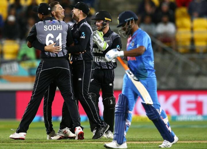 મિડલ ઓર્ડરનો ફ્લોપ શોઃ એક સમયે ભારતનો સ્કોર 51 રન પર 1 વિકેટ હતો તે 11મી ઓવરમાં 77 રનમાં 6 વિકેટ થઈ ગયો હતો. શિખર ધવન 29 રને આઉટ થયા બાદ રિષભ પંત, દિનેશ કાર્તિક અને હાર્દિક પંડ્યા ઝડપથી આઉટ થઈ ગયા હતા.