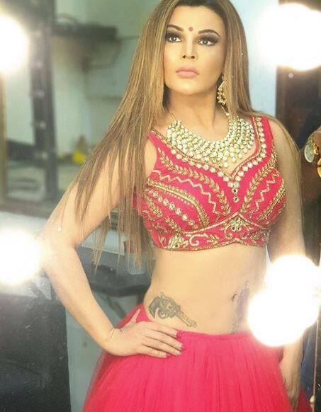 16 શૃંગાર કરી કુંભ મેળામાં પહોંચી બોલીવુડની આ હોટ એક્ટ્રેસ, કહ્યું- પાપ ધોવા આવી છું 16 શૃંગાર કરી કુંભ મેળામાં પહોંચી બોલીવુડની આ હોટ એક્ટ્રેસ, કહ્યું- પાપ ધોવા આવી છું