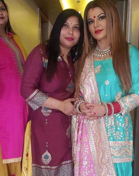 રાખીએ માંગમાં સિંદૂર પણ ભર્યું હતું. જ્યારે તેને પૂછવામાં આવ્યું કે શું તે લગ્ન કરી લીધા છે ? જેના જવાબમાં કહ્યું કે અપરણિત છું અને પ્રયાગરાજ કુંભમાં ગંગામાં મારા પાપ ધોવા માટે આવી છું.