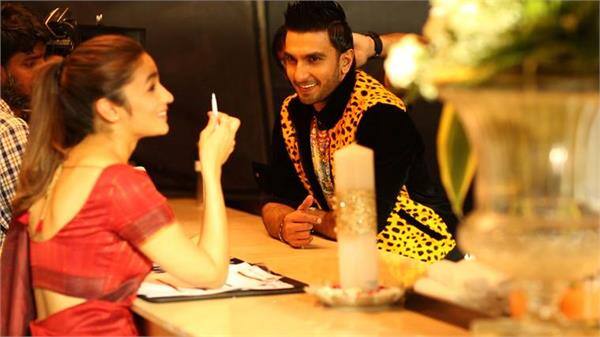 રણવીર સિંહ સાથે આલિયા ભટ્ટ પણ હાજર હતી. રણવીરની આ વાત સાંભળી તે હસી પડી હતી. રણવીર સિંહની ફિલ્મ 'ગલી બોય' 14 ફેબ્રુઆરીએ રીલિઝ થશે. ફિલ્મમાં રણવીર સિંહ, આલિયાના બોયફ્રેન્ડના પાત્રમાં જોવા મળશે.