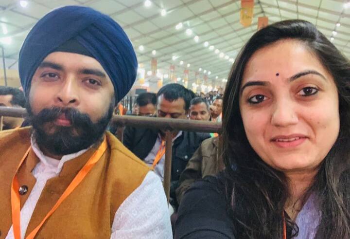 ઈન્દિરા તિવારી હિન્દુ મહાસભાની મહાસચિવ અને તૃણમુલ કોંગ્રેસની પ્રવક્તા છે. તેણે બનારસ હિન્દુ યુનિવર્સિટીમાંથી પોસ્ટ ગ્રેજ્યુએશનની ડિગ્રી મેળવી છે. કોલેજકાળથી તે સ્ટુડન્ટ રાજનીતિમાં સામેલ હતી. 2014 લોકસભા ચૂંટણીમાં તે બનારસની સીટ પરથી મોદી સામે ચૂંટણી લડ્યા હતા. 2014માં તેને માત્ર 2674 વોટ મળ્યા હતા.