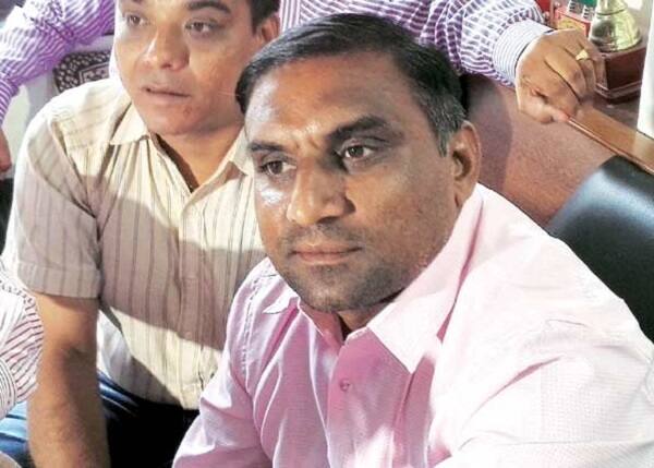 હાર્દિક પટેલની લોકસભાની ચૂંટણી લડવાની જાહેરાત મુદ્દે લાલજી પટેલે નિવેદન આપ્યું છે કે, પહેલા પાટીદારના પડતર પ્રશ્નોનું નિરાકરણ લાવે પછી ચુંટણી લડે નહીં તો સમાજનો રોષ વેઠવો પડશે. લાલજી પટેલે કહ્યું હતું કે, હાર્દિકને હાલ ચૂંટણી ન લડવી જોઈએ. કારણ કે હજુ અનામતનો મુદ્દો કોર્ટમાં પેન્ડીંગ છે અને સમાજને ન્યાય મળ્યો નથી.