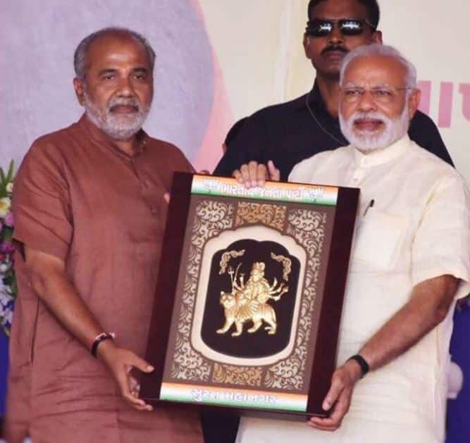 સુરત ભાજપ પ્રમુખ નીતિન ભજીયાવાળાએ જણાવ્યું હતું કે, તેમની રાવ મળતાં થોડા દિવસો અગાઉ જ તેમને ચેતવણી આપવામાં આવી હતી. સિનિયર કાર્યકર હોવાથી પક્ષે વિશ્વાસ મુકીને ટીકિટ આપી હતી. જો કે તેમના ભ્રષ્ટાચારના કારણે તેમને પાર્ટીમાંથી તાત્કાલિક ધોરણે સસ્પેન્ડ કરાયાં છે. અગાઉ પણ પક્ષે આ પ્રકારની પ્રવૃતિમાં દોષીત સાબિત થયેલાને સમર્થન આપ્યું નથી અને આ કેસમાં પણ આપવામાં આવશે નહીં.