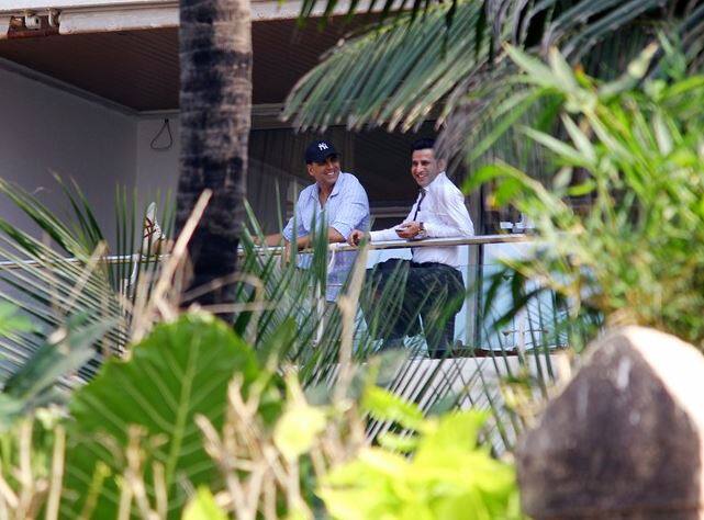 મુંબઈઃ બોલીવુડના જાણીતા એક્ટરના બંગલાની દિવાલ કૂદીને ઘરમાં પ્રવેશવાનો પ્રયત્ન કરતાં એક યુવકની જૂહુ પોલીસે ધરપકડ કરી હતી. પોલીસ અધિકારીના જણાવ્યા મુજબ, હરિયાણાનો 20 વર્ષીય યુવક અંકિત ગોસ્વામી બોલીવુડ સ્ટાર અક્ષય કુમારને મળવા માંગતો હતો અને આ માટે મુંબઈ આવ્યો હતો.