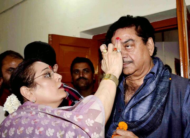 શત્રુઘ્ન સિંહાએ કહ્યું કે, સારા સફલ પુરુષોની નિષ્ફળતા, પરેશાની કે બદનામી પાછલ મહિલાઓને જોઈ રહ્યો છું. કારણ કે આ જમાનો #MeTooનો છે. હું વધારે કંઈ નહીં બોલું કારણ કે આજે મને સ્ટેજ પર આમંત્રિત કરતાં મારી જે સ્વચ્છ છબીનો ઉલ્લેખ કરવામાં આવ્યો છે તેના માટે હું ખુદને ભાગ્યશાળી માનું છું. આજના જમાનામાં આજ સુધી બધી હરકતો કરવાં છતાં પણ મારું નામ #MeTooની શ્રેણીમાં આવ્યું નથી. 