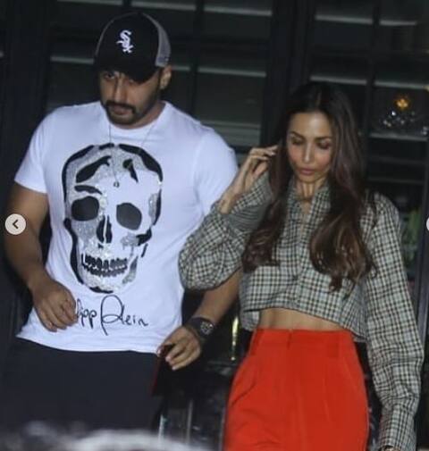 અર્જુન કપૂર સાથે મોડી રાતે ડિનર કરવા નીકળી મલાઇકા અરોરા, જુઓ તસવીરો અર્જુન કપૂર સાથે મોડી રાતે ડિનર કરવા નીકળી મલાઇકા અરોરા, જુઓ તસવીરો