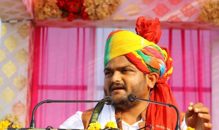 અમદાવાદઃ પાસ કન્વિનર હાર્દિક પટેલે લોકસભા ચૂંટણી લડવાને લઈ ફેસબુક પેજ પર એક પોલ કેમ્પેન શરૂ કર્યું છે. જેમાં તેણે પૂછ્યું છે કે, એક જ સવાલ અને આપના સાચા જવાબની આશા રાખું છું. મેં ચૂંટણી લડવાનું વિચાર્યું પણ નથી પરંતુ ગુજરાતના ખેડૂતો અને યુવાનોના અધિકાર માટે ચૂંટણી લડવી ગુનો છે ?