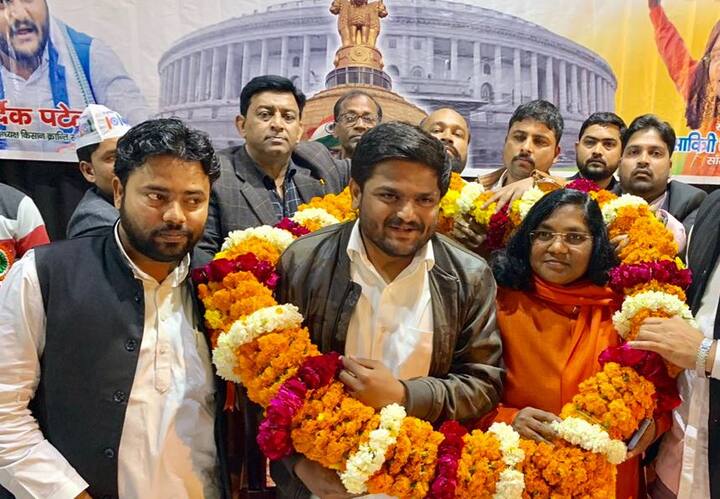 તાજેતરમાં જ ઉત્તર પ્રદેશના લખનઉથી સભાને સંબોધન કર્યાં બાદ એક નિવેદનમાં હાર્દિકે લોકસભાની ચૂંટણી લડવાનું જણાવ્યું હતું. હાર્દિક પટેલ સૌરાષ્ટ્રની અમરેલી સીટ પરથી ચૂંટણી લડશે તેવી ચર્ચાઓ ચાલી રહી છે. અમરેલી એ ગુજરાતમાં સૌથી વધુ પટેલ વસ્તી ધરાવતો જિલ્લો છે. હાર્દિકે થોડા અઠવાડિયા પહેલા જ અમરેલી જિલ્લાના ગામડાઓનો પ્રવાસ કર્યો હતો, તેથી તે અહીંથી લોકસભા ચૂંટણી લડે તેવી પ્રબળ શક્યતા છે.