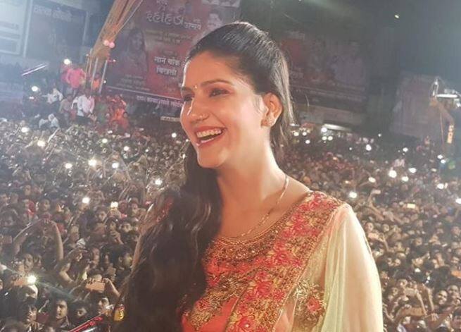 આ દરમિયાન દર્શકો અને પોલીસ વચ્ચે તકરાર થઈ હતી. પોલીસે કેટલાક લોકો પર લાઠીચાર્જ કર્યો હતો. કાર્યક્રમમાં ભાગદોડ થઈ હતી અને કેટલાક લોકોએ પથ્થરમારો કર્યો હતો. શોમાં ભાગદોડના કારણે સપના ચૌધરી શો અધુરો છોડી મંચ પરથી ઉતરી રવાના થઈ ગઈ હતી. બિગ બોસ શો બાદ ડાન્સર સપના ચૌધરીની ફેન ફોલોવિંગમાં ખૂબ વધારો થયો છે. 