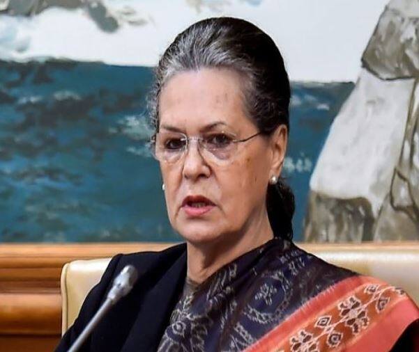 નવી દિલ્હી: કૉંગ્રેસ અધ્યક્ષ રાહુલ ગાંધી બાદ યૂપીએ અધ્યક્ષ સોનિયા ગાંધીએ પણ કેંદ્રીય મંત્રીના કામની પ્રશંસા કરી હતી. લોકસભામાં ગુરૂવારે ભારતમાલા પરિયોજનાથી જોડાયેલા સવાલ દરમિયાન કેંદ્રીય મંત્રી નિતિન ગડકરીના કામની પ્રશંસા કરવામાં આવી અને યૂપીએ અધ્યક્ષ સોનિયા ગાંધીએ આ દરમિયાન પાટલી પર હાથ થપથપાવી પોતાનું સમર્થન આપ્યું હતું. 