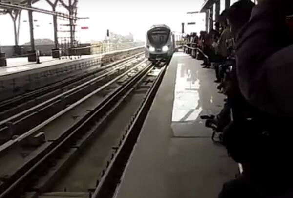 એપરલ પાર્કથી શરૂ થયેલા 6.5 કિલોમીટરનો પ્રથમ ટ્રાયલ રન એપરલ પાર્કથી શરૂ થયું હતું. મેટ્રોના ટેક્નિકલ અધિકારીએ જણાવ્યું હતું કે, આ વિશ્વની ખૂબ જ મોડર્ન કહી શકાય તેવી સ્ટેઈનલેસ સ્ટિલની મેટ્રો ટ્રેન છે. આ 3 કોચની ટ્રેન છે, જેની કેપેસિટી 1,000 પેસેન્જરની છે. હાલમાં અમે ડ્રાઈવર સાથે ટ્રેન ચલાવીશું ભવિષ્યમાં આ ટ્રેન ડ્રાઈવર લેસ પણ થઈ શકશે. આ સ્ટેશન એક ઓપરેશન કંટ્રોલથી કનેક્ટ રહેશે.