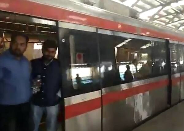 અમદાવાદ મેટ્રોની એક વિશેષતાએ છે કે, તેના કોચિંસ ખૂબ જ મોડર્ન છે. આ મેટ્રો પ્રોજેક્ટના બીજા ફેઝમાં થલતેજથી સરદાર પટેલ સ્ટેડિયમ સુધી ટ્રેન દોડશે.