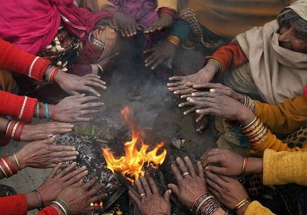 અમદાવાદ: ગુજરાત અને રાજસ્થાન ઉપર છવાયેલા અપર એર સાયક્લોનિક સરક્યુલેશનની અસરને કારણે અચાનક હવામાનમાં પલટો જોવા મળ્યો છે. અમદાવાદ, ગાંધીનગર, વડોદરા, સાબરકાંઠા, અરવલ્લી સહિતના જિલ્લામાં 20થી 30 કિલોમીટર પ્રતિ કલાકની ઝડપે સૂસવાટા મારતો પવન ફૂંકાયો હતો. 