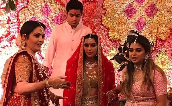 લગ્ન પહેલા આકાશ અંબાણી બેચલર પાર્ટી આપશે. આ પાર્ટી 23થી 25 ફેબ્રુઆરી સુધી ચાલશે. આ પાર્ટીમાં બી ટાઉનના ઘણાં સેલે્સ શામેલ થાય તેવી શક્યતા છે. આ પાર્ટી માટે આકાશ અંબાણીના ખાસ મિત્ર કરણ જોહર અને રણબીર કપૂર સ્વિત્ઝરલેન્ડ જશે. આ પાર્ટી સ્વિત્ઝરલેન્ડના સેન્ટ મોર્ટિસમાં યોજાશે.