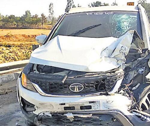 આ ટક્કર બાદ ધારાસભ્ય વજેસિંહ પણદાની કાર ગોળ ફરીને ડિવાઇર સાથે ધડાકાભેર અથડાઇ હતી. જેથી વજેસિંહના માથે અને દાઢીના ભાગે ઈજાઓ થઈ હતી જ્યારે કારમાં સવાર ચાલક સહિત ત્રણેને ઉંની આંચ આવી ન હતી. અકસ્માત અંગે 108ને જાણ કરાઇ હતી. 108 આવતાં ધારાસભ્યને સારવાર માટે દાહોદ ખસેડાયા હતાં.