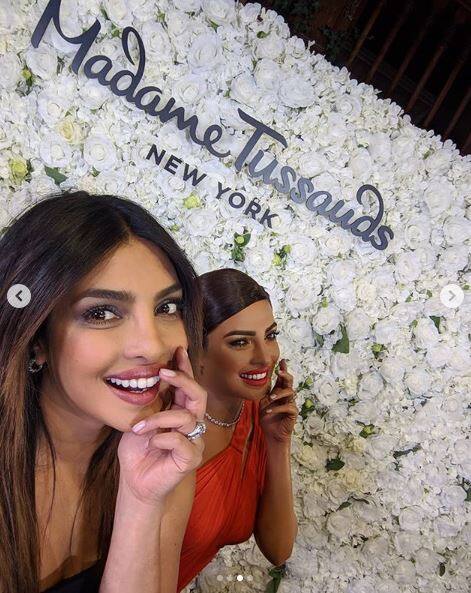 મોડમ તુસાદે પ્રિયંકાના સ્ટેચ્યૂની જાહેરાત કરતાં લખ્યું, અમેરિકામાં તેના સ્ટેચ્યૂને હોલિવૂડના A lister સેક્શનમાં રાખવામાં આવ્યું છે. મેડમ તુસાદે તેને ક્વોન્ટિકોની સ્ટારની સાથે નિક જોનસની પત્ની તરીકે ઇન્ટ્રોડ્યુસ કરી છે.