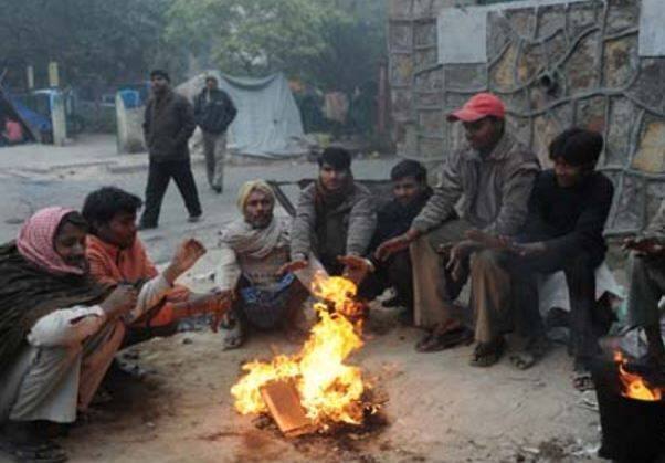 ઉત્તર ગુજરાતના ડીસામાં ઠંડીએ સાત વર્ષનો રેકોર્ડ તોડ્યો છે. ત્યારે હવામાન વિભાગે તાપમાન હજી ગગડે તેવી આગાહી કરી છે. રાજ્યમાં આજથી બે દિવસ કોલ્ડવેવની શક્યતા છે. ઉત્તર રાજસ્થાનમાં અપર સરક્યુલેશનની અસરને કારણે લઘુત્તમ તાપમાન 10 ડિગ્રી સુધી જઈ શકે છે. 