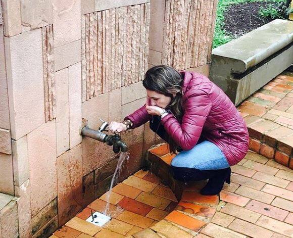 સાંસદ એના સોશિયલ મીડિયા પર પણ ઘણી એક્ટિવ રહે છે. તેના હજારો ફોલોઅર્સ છે. વિવાદ પર તેણે ઇન્સ્ટાગ્રામ પર લખ્યું કે, મારા કપડાંને કામ સાથે કોઇ લેવા દેવા નથી. તેને ધમકી આપી રહેલા લોકોને ચેતવણી આપતાં કહ્યું કે, આવા લોકો પર કેસ પણ કરીશ.