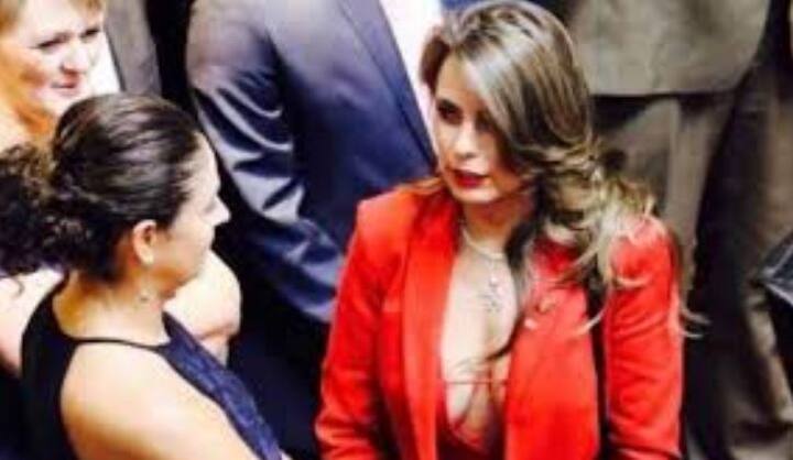 નવી દિલ્હીઃ એક મહિલા રાજનેતાને સંસદમાં લો-કટ ડ્રેસ પહેરીને જવા માટે લોકોએ આડે હાથ લીધા છે. અમુક લોકોની હિંમત એટલી વધી ગઈ કે તેમણે આવો ડ્રેસ પહેરવા માટે મહિલા સાંસદ પર રેપ કરવાની ધમકી પણ આપી દીધી હતી. આ મામલો બ્રાઝિલનો છે.