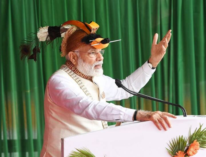 રાહુલ ગાંધી પર ટાર્ગેટ કરતાં મોદીએ કહ્યું કે, સમગ્ર દેશ જોઈ રહ્યો છે કે ચોકીદારની ચોકસાઈથી કેવી રીતે ભ્રષ્ટાચારી હેરાન-પરેશાન થઈ રહ્યા છે અને સવાર-સાંજ મોદી-મોદીના નામની રટણ કરી રહ્યા છે.