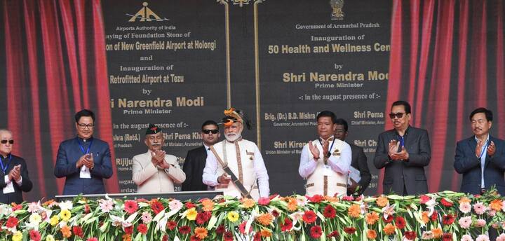 પીએમ મોદીએ ભારત રત્ન ભૂપેન હજારિકાને પણ યાદ કરતાં કોંગ્રેસ પર કટાક્ષ કર્યો. તેઓએ સવાલ કર્યો, 'છેવટે એવું કેમ થઈ રહ્યું છે કે કેટલાક લોકો માટે જન્મ લેતાં જ તેમના માટે ભારત રત્ન નક્કી થઈ જતો હતો અને દેશના માન-સન્માન માટે જેઓએ જીવન ખર્ચી દીધું તેમને સન્માનિત કરવા માટે દાયકાઓ લાગી જતા હતા? મને ગર્વ છે કે ભાજપની સરકારે આસામના બે સપૂતો, ગોપીનાથ બોરદોલોઈ અને ભૂપેન હજારિકાને ભારત રત્ન આપવાનું કામ કરવામાં આવ્યું છે.'