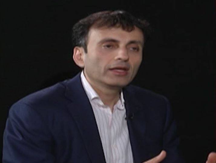 નવી દિલ્હીઃ ગ્લોબલ ઇન્વેસ્ટર અને લેખક રુચિર શર્માએ લોકસભા ચૂંટણીને લઈ એક આગાહી કરી છે. તેમણે કહ્યું છે કે, આગામી લોકસભા ચૂંટણીમાં વડાપ્રધાન મોદીની ફરી સત્તામાં આવવાની સંભાવના 50 ટકા જ છે. ‘ડેમોક્રેસી ઓન ધ રોડઃ એ 25 યર જર્ની થ્રૂ ઈન્ડિયા’નાં લેખક રૂચિર શર્માએ ભારતીય રાજનીતિ અને આગામી ચૂંટણીમાં હાર જીત અને લોકોના મૂડ અંગે એબીપી ન્યૂઝ સાથે વાત કરી હતી. રૂચિર અમેરિકામાં રહે છે અને તેમણે દિલ્હી, મુંબઈ તથા સિંગાપુરમાં અભ્યાસ કર્યો છે. 