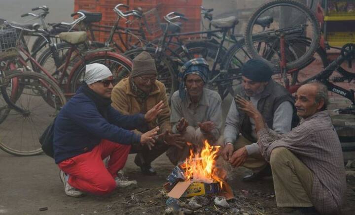 દિલ્હીમાં હાડ થીજવતી ઠંડી અને કાશ્મીરમાં હિમવર્ષાની અસર હજારો કિમી દૂર ગુજરાતમાં જોવા મળે છે. રાત્રી અને વહેલી સવારે ફૂલ ગુલાબી ઠંડીની મોજુ ફરી વળે છે. તો કહેવાય છે કે ફેબ્રુઆરી મહિનાની શરૂઆતથી ઠંડીનું પ્રમાણ ઘટનાનું શરૂ થઇ જાય છે, પરંતુ આ વખતે ફેબ્રુઆરી મહિનો અડધો પતવા આવ્યો પરંતુ ઠંડીનું જોર ઓછું નથી થયું.