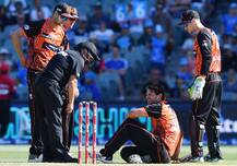 બેટ્સમેને સિક્સ મારતાં જ આ બોલરને મેદાન પર આવ્યા ચક્કર, જાણો વિગત