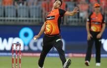 બેટ્સમેને સિક્સ મારતાં જ આ બોલરને મેદાન પર આવ્યા ચક્કર, જાણો વિગત