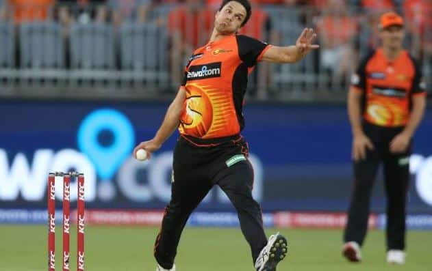 નવી દિલ્હીઃ 24 ફેબ્રુઆરીથી ભારત પ્રવાસ માટે ઓસ્ટ્રેલિયાની વન ડે અને ટી0 આંતરરાષ્ટ્રીય સીરિઝ માટે જાહેર કરવામાં આવેલી ટીમમાં પસંદ થયેલો નાથન કુલ્ટર નાઇલ શનિવારે બિગ બેશ લીગ મેચ દરમિયાન મેદાન પર ચક્કર આવવાના કારણે પડી ગયો હતો. ઓસ્ટ્રેલિયાની ઘરેલુ ટી20 લીગમાં પર્થ સ્કોચર્સ તરફથી રમતા કુલ્ટર નાઇલે એડિલેડ સ્ટ્રાઇકર્સ સામે તેની અંતિમ ઓવરમાં પાચમો બોલ નાંખ્યા બાદ ઠીક ન હોવાનો ઈશારો કર્યો હતો.