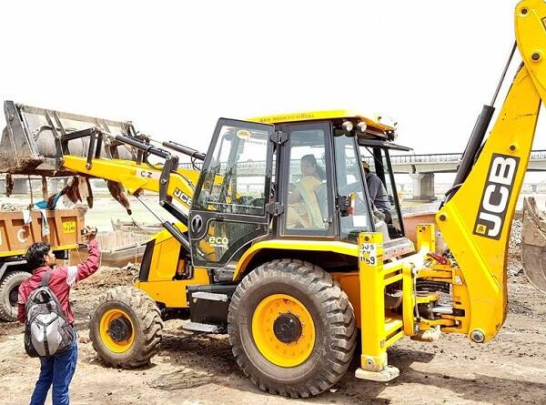 પરંતુ તારીખ 11-06-2019ના રોજ ફરી સંજય ઇઝાવા દ્વારા સિટી પોલીસ કમિશ્નરને ફરિયાદ કરવામાં આવી હતી. પોલીસ કમિશ્નરના આદેશાનુસાર ઈન્ચાર્જ મદદનીશ પોલીસ કમિશ્નર, ટ્રફિક રીજીયન-1 દ્વારા તારીખ 24-08-2018ના રોજ સાંસદ દર્શના જરદોશ પાસેથી મોટોર વ્હિકલ કલમ 181 મુજબ વગર લાઈસન્સે JCB ચલાવવા બદલ રૂપિયા 500ની દંડ વસૂલ કરી હતી. 