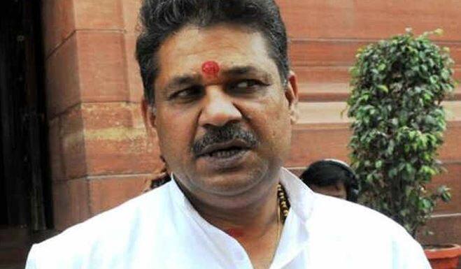 કીર્તિ આઝાદ કોંગ્રેસમાં સામેલ થયા બાદ અને દરભંગાથી ઉમેદવારી નોંધાવે તો મહાગઠબંધનના અનેક નેતાઓનું ચૂંટણી ગણિત બગડી શકે છે. આ સીટ પરથી વિકાસશીલ ઇંસાન પાર્ટીના રાષ્ટ્રીય અધ્યક્ષ મુકેશ સાહનીની દાવેદારી નિશ્ચિત માનવામાં આવે છે