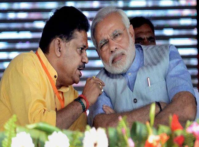 નવી દિલ્હીઃ ભાજપમાંથી સસ્પેન્ડ કરવામાં આવેલા લોકસભા સાંસદ અને જાણીતા પૂર્વ ક્રિકેટર કીર્તિ આઝાદ 15 ફેબ્રુઆરીએ કેસરિયો ખેસ છોડી કોંગ્રેસનો પંજો પકડશે. રાહુલ ગાંધીની હાજરીમાં તેઓ કોંગ્રેસમાં સામેલ થશે. કીર્તિ આઝાદ બિહારની દરભંગા સીટ પરથી સાંસદ છે.