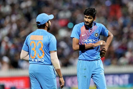 બોલરોનું ખરાબ પ્રદર્શનઃ હેમિલ્ટનની નિર્ણાયક મેચમાં ટીમ ઇન્ડિયાના બોલરોનું પ્રદર્શન ખરાબ રહ્યું હતું ટીમના પાંચ બોલરોમાંથી ત્રણ બોલરોનો ઇકોનોમી રેટ 10થી ઉપર રહ્યો હતો. બોલરોના ખરાબ પ્રદર્શનને કારણે કીવી બેટ્સમેનોએ આઠ ઓવરમાં કોઇ પણ વિકેટ ગુમાવ્યા વિના 80 રન બનાવી દીધા હતા. ન્યૂઝિલેન્ડના બોલરોએ અંતિમ ઓવરોમાં આક્રમક બેટિંગ કરી 212 રન બનાવી લીધા હતા. 