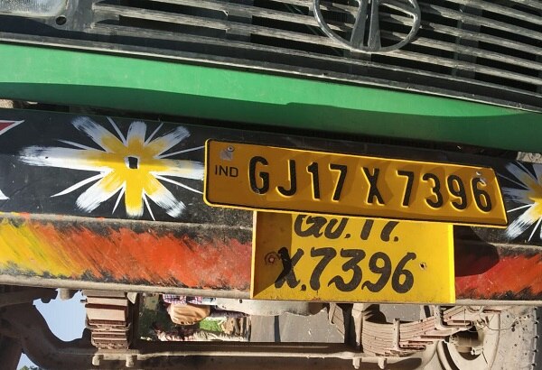 મહીસાગરઃ મહીસાગરના વિરપુર તાલુકાના વઘાસ ગામેથી કારંટા ગામે જતી જાનને અકસ્માત નડતાં 4નાં મોત નીપજ્યાં હતાં. જ્યારે 30ને ઈજા થતાં લગ્નની ખુશી માતમમાં ફેરવાઈ ગઈ હતી. આ અકસ્માત બાદ ડ્રાઈવર ફરાર થઈ ગયો હતો.