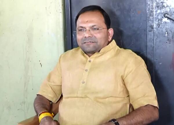 જેમાં લખ્યું છે કે, અમારા વિસ્તારમાં રોજના 10થી 12 મોબાઈલ ચોરી થાય છે. સાથે જ મુકેશ પટેલના રાજમાં મોબાઈલ સ્નેચરોનો રાફડો ફાટ્યો છે એવા સમયે અમારો નેતા જોવા ન મળે તો આવા નેતાનું શું કામ છે. 