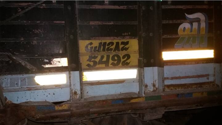 વિરમગામથી જીજે-38, ટી-6542 નંબરની આઇસર લઈને હળવદના માનસર ગામે જાન જઈ રહી હતી. દરમિયાન મજેઠી પાસે આ અકસ્માત સર્જાયો હતો. ઘટનાની જાણ થતાં પોલીસે ઘટનાસ્થળે પહોંચી વધુ તપાસ હાથ ધરી છે. 