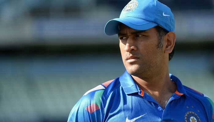 ind vs nz fan breaches security authorities and touched dhoni's feet જ્યારે ધોનીએ તિરંગાને બચાવવા માટે બતાવી કમાલની સ્ફૂર્તિ, Video વાયરલ