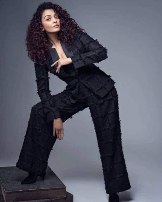 બ્લેક બૂટ્સ અને ચાંદીના મેટાલિક જેકેટ્સ અને કર્લી હેર ઐશ્વર્યાએ લૂકને ખાસ અંદાજમાં કેરી કર્યો છે. ઐશ્વર્યા તાજેતરમાં ફિલ્મ ફને ખામાં જોવા મળી હતી. આ ફિલ્મમાં અભિનેત્રીએ રાજકુમાર રાવ અને અનિલ કપૂર સાથે કામ કર્યું હતું.