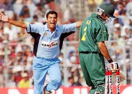 નવી દિલ્હીઃ ટીમ ઈન્ડિયાના પૂર્વ ફાસ્ટ બોલર અને DDCA સિલેક્શન કમિટીના ચેરમેન અમિત ભંડારી પર આજે કેટલાંક ગુંડાઓએ મેદાન પર જ હોકી સ્ટિકથી હુમલો કર્યો હતો. જેમાં તે ગંભીર રીતે ઘાયલ થયો હતો. સારવાર માટે તેને નજીકની હોસ્પિટલમાં લઈ જવામાં આવ્યો હતો.