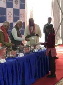..જ્યારે વડાપ્રધાન મોદીએ વૃંદાવનમાં પોતાના હાથે બાળકોને પીરસ્યું ભોજન