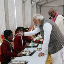 ..જ્યારે વડાપ્રધાન મોદીએ વૃંદાવનમાં પોતાના હાથે બાળકોને પીરસ્યું ભોજન