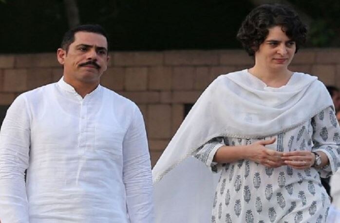  લખનઉમાં પ્રિયંકાને જોઈને કોંગ્રેસના કાર્યકર્તાઓમાં ઉત્સાહ આવી ગયો છે. પ્રિયંકા હાથ હલાવીને લોકોનું અભિવાદન કરી રહ્યા છે. કોંગ્રેસના કાર્યકર્તાઓ ફૂલ-માળાઓથી પ્રિયંકાનું સ્વાગત કરી રહ્યા છે. રોડ શો દરમિયાન પ્રિયંકાનું ઠેર-ઠેર સ્વાગત કરવામાં આવી રહ્યું છે. 