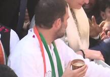 લખનઉમાં પ્રિયંકા ગાંધી સાથે રોડ શો દરમિયાન રાહુલ ગાંધીએ મારી ચાની ચુસકી, જુઓ તસવીરો