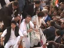 લખનઉમાં પ્રિયંકા ગાંધી સાથે રોડ શો દરમિયાન રાહુલ ગાંધીએ મારી ચાની ચુસકી, જુઓ તસવીરો