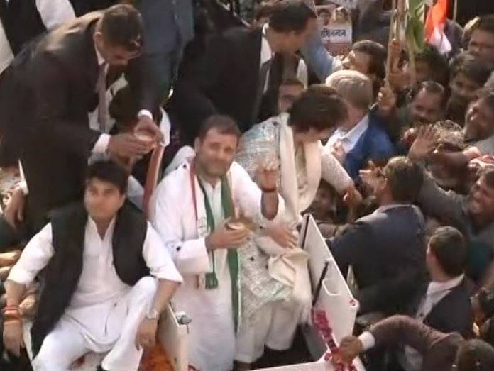 રોડ શો દરમિયાન પ્રિયંકા ગાંધી સતત લોકો સાથે વાત કરી રહ્યા છે. જ્યારે રાહુલ ગાંધી હાથમાં ચાનો કપ લઈને સતત ચુસકી મારી રહ્યા છે.